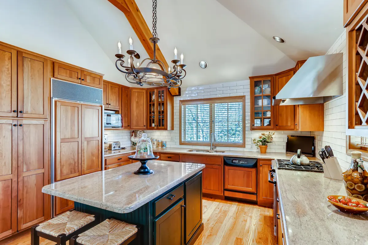 555 Wooden Canoe Dillon CO-Kitchen