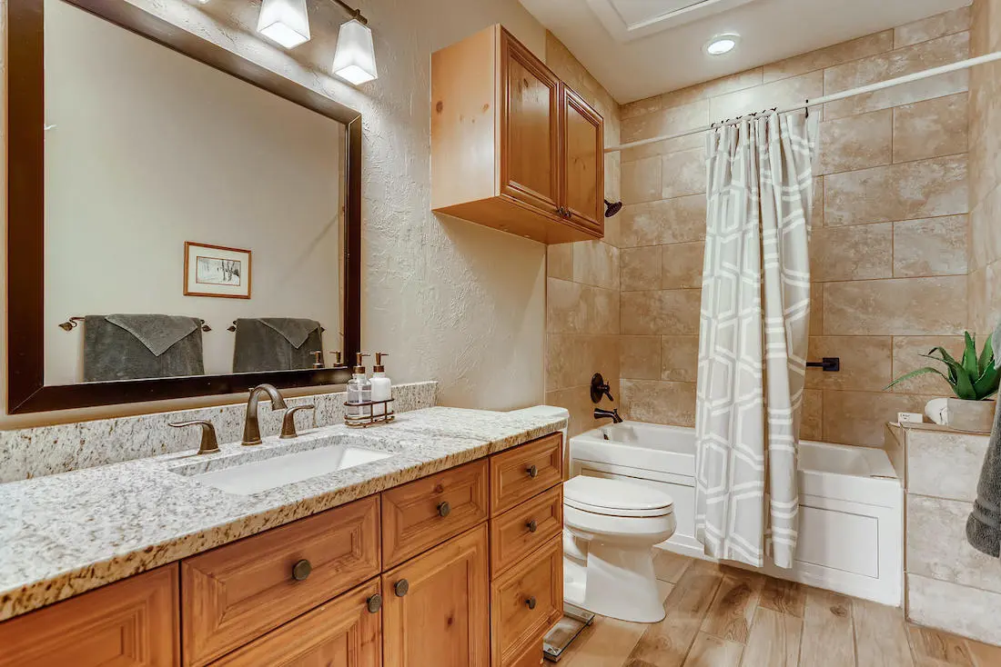 760 Copper Road Unit 202-large-018-017-Bathroom