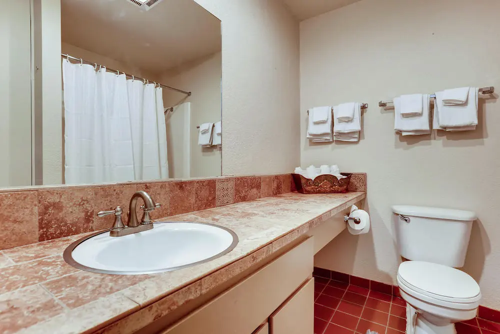 760 Copper Road Unit 202-large-018-017-Bathroom